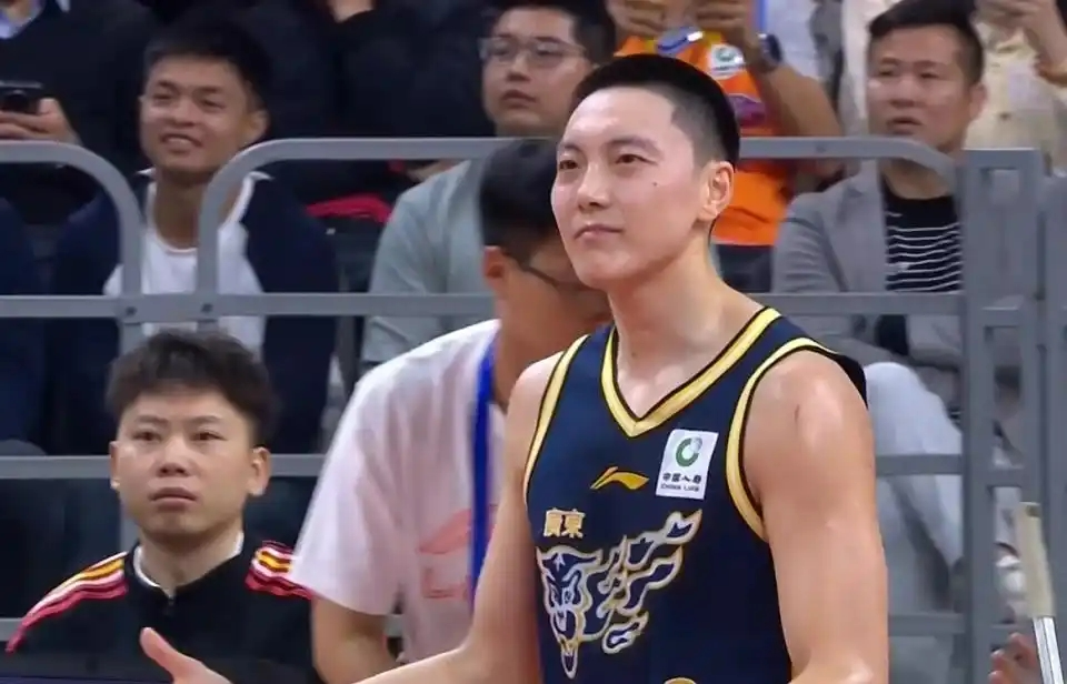 韦德体育网址-广东主场遭40分血洗！全队三分35中5+17失误，胡明轩徐杰16中1